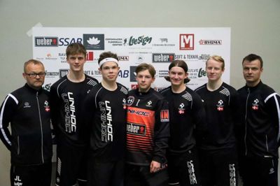 I morgen rejser denne flok fra Sunds Seahawks med resten af U19-landsholdet til A-VM i Canada. Fra venstre er det holdleder Jesper Lauridsen, Oliver Sørensen, Mads Jespersen, målmand Mathias Hjelm, Jonas Højmark, Morten Handgaard og målmandstræner Morten Andersen. ?Foto: Ole Blædel/Sunds Seahawks