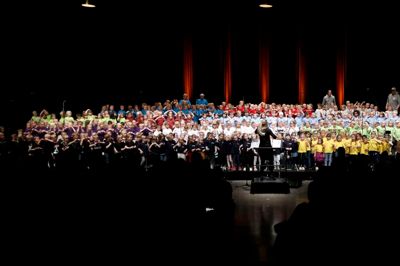 Flot så det, da de 411 børn i forskelligfarvede trøjer gav koncert i en udsolgt koncertsal i MCH Herning Kongrescenter. ?Foto: Flemming Hansen