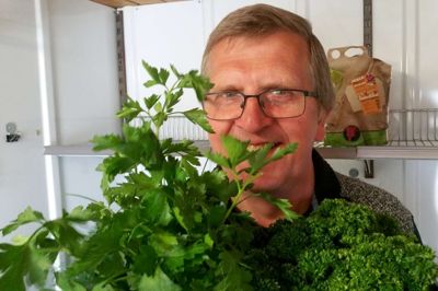 Poul Nielsen har i mere end to år været fast inventar ved markedsdagene i Herning. Han nyder snakken med kunderne over grøntsagerne og at give igen på kvikke bemærkninger.? foto: jesper wind