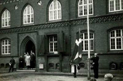 Foran Tinghuset i Herning mødtes folk 5. maj 1945 om morgenen for at markere befrielsen. ? Foto: Lokalhistorisk Arkiv Herning