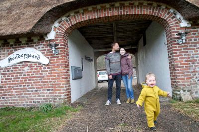 Familien trives i Skarrild. Ole Stylsvig Præst, Lærke Nielsen og Frigg er blevet taget godt imod. Gården, der hedder Søndergaard, er 151 år gammel. Til november bliver de en storfamilie, da Lærke Nielsens søster og hendes kæreste flytter ind i den anden gårdlænge. ? foto: Flemming Hansen