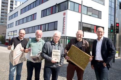 Herning Folkeblad fylder 150 år. Det bliver blandt andet fejret med udgivelse af en jubilæumsbog, »150 ideer, som har gjort en forskel«. Her er det fra venstre bogens grafiker, Anton Skovbjerg, de tre forfattere, Flemming Larsen, Kurt H. Jørgensen og Steen Hebsgaard, samt Mediehuset Herning Folkeblads administrerende direktør, Alex Nielsen, der er fotograferet foran Mediehuset i Østergade. ?Foto: Tom Laursen