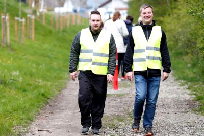 Bjarne Thomassen fra Mors (t.h.) satsede på 100 kilometer - men nåede 84 på de 24 timers Stafet for Livet i Ikast. ? Foto: Flemming Hansen