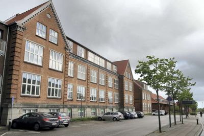 Kultur- og fritidsforvaltningen ønsker det offentlige parkeringsområde foran Huset No7 omdannet til privat p-plads, men det har teknik- og miljøudvalget sagt nej til. ?Foto: Bo Lundgaard