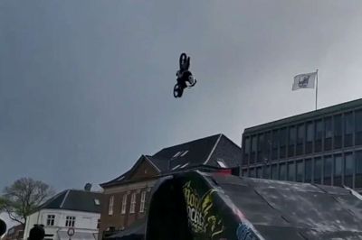 Ikke engang et haglvejr kan sætte en stopper for nogle af Danmarks dygtigste motocross-kørere. Her et det Alex Porsing i et backflip på Torvet i Herning i, ja, haglvejr. Foto: FMX Danmark