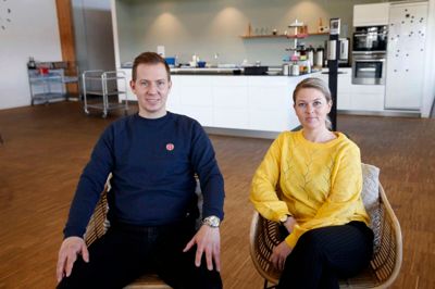 Som medarbejdere hos KD Emballage har Michael Neergaard og Maria Sølvbjærg det fint med, at deres arbejdsplads arrangerer fælles motionstræninger og møde med en sundhedscoach. For dem er det afgørende, at det er frivilligt, hvordan og hvor meget man ønsker at deltage i projektet.Foto: Flemming Hansen