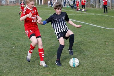 Når børn og unge spiller fodboldkampe i landets mange klubber og idrætsforeninger, er det ofte med forældre på sidelinjen. Et mindretal af de voksne har desværre et problem med at respektere andre mennesker. Netop deres søn eller datter har stjernepotentiale, og ingen må stå i vejen, synes tankegangen at være. Det fører til nedgørende tilråb om andre spilleres udseende og evner med en fodbold, forsøg på at overdøve trænerens instrukser med egne forslag og ikke mindst hårde kommentarer til dommeren. ?Foto: Henrik Ole Jensen