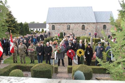 Kransenedlæggelsen foregik ved flyvergraven på Skarrild Kirkegård. Bagefter var der en kort andagt i kirken og efterfølgende sang, taler og foredrag i kulturcentret. ? foto: Jørgen Kratz