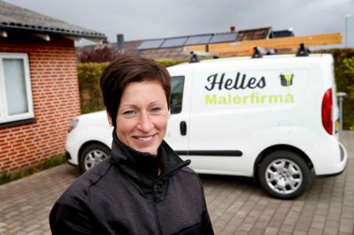Helle Lærke Hansen åbnede sit malerfirma 15. april og fortæller, at telefonen har ringet stort set hver dag lige siden: - Jeg er i fuld gang og har fået mange opgaver, og jeg er faktisk ret overrasket over, hvor godt og hurtigt, det er gået, siger hun. ?Foto: Flemming Hansen