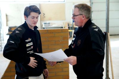 »Den er jo pilskæv!« - ja, sådan ser det næsten ud, som om Jan Lyngesen (t.h.) siger til Nikolaj Skydsgaard Hansen, der er en af uhørt mange murer-elever fra Herningsholm, der har vundet guld ved DM i Skills. Førstnævnte gør erhvervsskolens udvalgte studerende klar til at præstere, og statistikken viser, at Jan Lyngesen nærmest ikke kan røre ved noget, uden at det bliver til guld.?Foto: Flemming Hansen