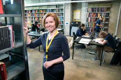 Rikke Østergaard Hansen har været med i hele processen, hvor biblioteket smed skrivebordene og den autoritative mine væk. ? Foto: Tom Laursen