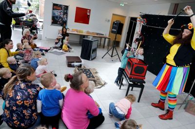 Børnene blev inddraget i Henny Solskins trylleshow, da det onsdag var Dagplejens Dag i hele landet. På musikskolen var syv dagplejere gået sammen om at lave en hyggelig formiddag for børnene. ?Foto: Henrik Ole Jensen