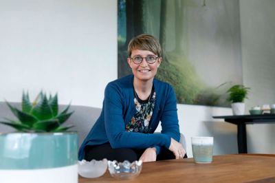 Som noget nyt tilbyder Helle Gottenborg også neurofeedback - også kaldet EEG-træning. Her måles hjernens aktivitet ved hjælp af påsatte elektroder på hovedet. Det er en virkningsfuld metode til at mindske symptomer på mental ustabilitet, som blandt andet kan komme til udtryk ved stress. ?Foto: Henrik Ole Jensen