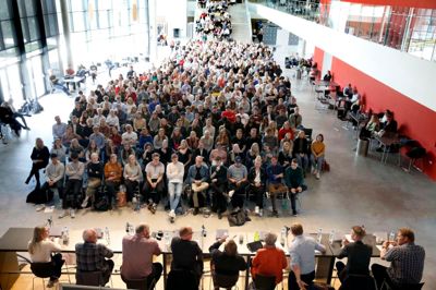 Omkring 500 elever på Herning Gymnasiums samfundsfags-retninger var torsdag til EU-valgmøde. ? Foto: Flemming Hansen