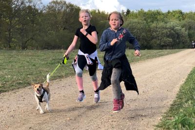 Det var tungen ud af halsen hos hund - og næsten også børnene - da de kom retur fra den korte rute på 3,5 kilometer som nogle af de første. ?foto: Henrik Lind Jørgensen