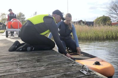 43-årige Christina Nørgaard Vinding ville prøve noget nyt og fandt muligheden for SUP hos Sunds Sejlklub, hvor træner Esben Møller hjalp hende.?foto: jesper wind