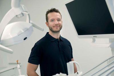 29-årige Miran Brkic vil være en af fire tandlæger, som man kan møde hos Nord-Smil.dk, som åbner klinik i Bredgade 27 på mandag. ? Foto: Henrik Ole Jensen