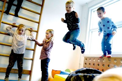 10 børn hopper og springer i puderummet, mens de voksne har travlt med de øvrige børn på daginstitutionen Børneliv på Ilskov Hovedgade i Sunds. ? Foto: Henrik Ole Jensen