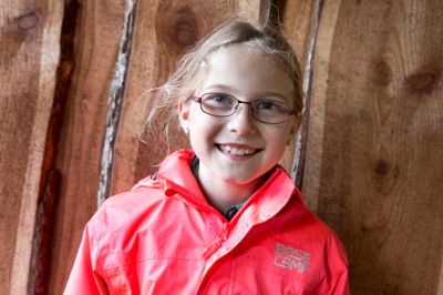 Mia Gaardbo, 9 år, går i 2. klasse på Lind Skole
Mia alias brilleslangen Thuu har egenskaben påpasselighed, som både kan betyde, at man er meget opmærksom og omhyggelig, hvilket Mia er, når hun sidder derhjemme og laver perler. Mia har senest været hjælpsom i skolen, da der var en fra hendes klasse, der begyndte at græde.
- Så gik jeg hen og trøstede, siger hun. ?Foto: Tom Laursen