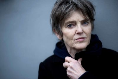 - Jeg har haft nemt ved at mærke, hvornår noget virkede, og hvornår noget andet ikke virkede. Jeg har bare ikke vidst, hvorfor det var sådan. Det har føltes mere som et lykketræf, når den gode melodi opstod. På et tidspunkt begyndte jeg så at læse musikteori for hurtigere at kunne nå frem til det, der virker, siger Lise Cabble. ? Foto: Olivia Loftlund/Ritzau Scanpix