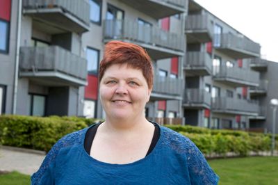 - Jeg er et positivt menneske. Jeg kan tale med alle, siger Theresa Ahle om sin tilgang til arbejdet som formand for Brændgårdsparken, der i weekenden fejrede, at det er 50 år siden, de første boligblokke stod færdige.? foto: tom laursen