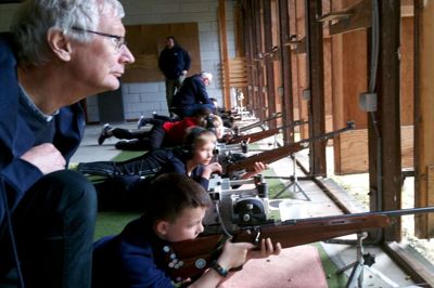 Frederik Lindbjerg Sørensen forrest i rækken af unge skytter får hjælp af Erik Paarup til at ramme skiverne. Skytteforeningen under Gjellerup Sdr. havde i weekenden åbent hus for at lokke flere medlemmer til sporten, der kan dyrkes af hele familien.?foto: jesper Wind