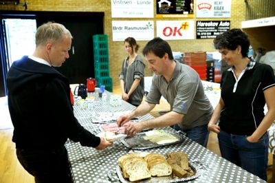 Opgaverne er mangeartede til Kibæk Cup - blandt andet at sørge for, at der morgenmadsbuffet til de fodboldholdene, trænere og forældre. ???foto: Flemming Hansen????