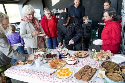 For andet år i træk var der dækket op ved »Det store Midtjyske kaffebord« i Væksthuset i Bording. I år var der 14 forskellige kager at vælge mellem. ?Foto: Tom Laursen