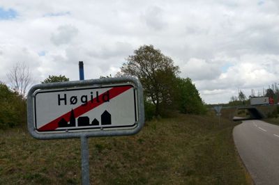 150 meter fra byskiltet løber Midtjyske Motorvej forbi Høgild. Motorvejen mellem Herning og Brande bruges af omkring 20.000 biler og lastbiler i løbet af et døgn. Nu vil landsbyen have en støjskærm sat op for at dæmpe den konstante lyd af trafik.? foto: jesper wind