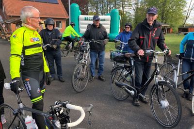 Bjarne Pedersen (t.v.) stiftede Medvind for 20 år siden, og han er stadig aktiv motionscyklist. Ved jubilæumsarrangementet var han dog »kaptajn« for den korte rute på 10 kilometer, hvor elcykler også var med. ?foto: Henrik Lind Jørgensen