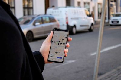 Hvis du gerne vil undgå dystre p-kældre og irriterende spildtid, er den nye app ParkPrivate måske noget for dig. Den giver mulighed for at stille bilen i private menneskers indkørsel. Når der kommer en ny parkeringsplads i området, popper den simpelthen bare op på kortet på skærmen.? Foto: PR-foto