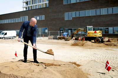 Regionsrådsformand i Region Midtjylland, Anders Kühnau (S), tog i går det første spadestik til byggeriet af forsknings- og uddannelsescentret Nido Danmark. Han tog faktisk også spadestik nummer to og tre, men det var vist mest for fotografernes skyld. ? Foto: Flemming Hansen