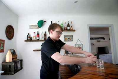 Der er masser af plads hjemme hos Martin Rathkjen, som har indrettet en bar i den ene stue. Baren vil han beholde, men ellers må en kæreste gerne sætte sit præg på hjemmet, siger han. ?Foto: Flemming Hansen