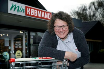 Jette Steffensen er ikke »bare« købmand. Hun er også direktør i Skarrild Købmand A/S, for et aktieselskab skal have en direktør. Om et par uger er det fem år siden, købmandsbutikken blev borgerejet. ?foto: Henrik ole jensen