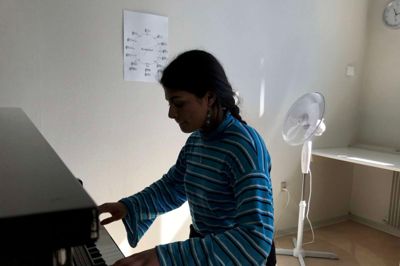 14-årige Marisela Lopes vil gerne lære fra sig og undervise i klaver. I dag underviser hun allerede en yngre dreng i klaver. ?Foto: Tobias Heegaard