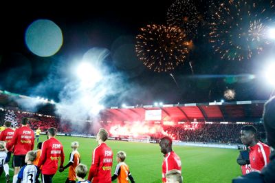 Kampene mod Brøndby er ofte et festfyrværkeri af chancer, intensitet og mål, og FCM-træner Kenneth Andersen forventer ikke, at pokalfinalen bliver anderledes. I denne sæson er der faldet 12 mål i 3 kampe mellem de to hold. Billedet her er fra efterårets flotte 3-2-sejr over Brøndby, der i øvrigt var Kenneth Andersens første hjemmekamp som cheftræner. ?Foto: Flemming Hansen