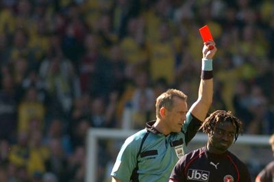 Afgørende situation fra pokalfinalen 2005. Dommer Knud Erik Fisker giver FCM's Razak Pimpong det røde kort efter en tackling på Brøndbys Johan Elmander. ?Foto: Flemming Hansen