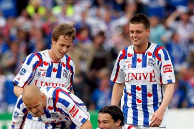 17. maj 2009: Kristian Bak (t.v.) knytter næven, efter at holdkammeraten Goran Popov har scoret i den hollandske pokalfinale, hvor Bak og Heerenveen besejrede FC Twente.? Foto: Ritzau Scanpix