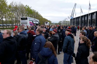 FCM-fans var tidligt fredag morgen klar til at hoppe i fanbusserne og drage mod pokalfinalen i København. Foto: Henrik Ole Jensen