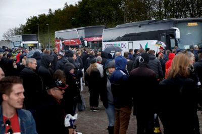 En tredjedel af de 80 busser, som FC Midtjylland fredag morgen sendte af sted mod København, havde afgang fra MCH Arena klokken 6.30 fredag morgen. ?Foto: Henrik Ole Jensen