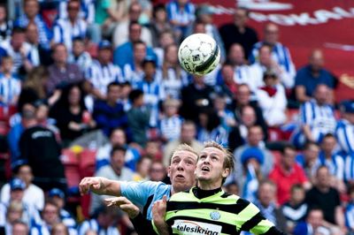Kian Hansen (t.h.) vinder denne duel mod Nicolai Brock-Madsen fra Randers i pokalfinalen 2013. Forsvareren var meget nervøs dengang. I dag har han den mentale rygsæk fyldt med erfaring fra landskampe, udlandseventyr, DM-guld og europæiske opgør og føler sig bedre klædt på til en pokalfinale. ? Foto: Lars Krabbe/Ritzau Scanpix