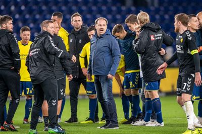 Efter et 1-2-nederlag på hjemmebane til Horsens 30. september samlede den daværende cheftræner Alexander Zorniger sine spillere på midten af banen til en alvorlig snak. I kampen fik Brøndby rødt kort til målmand Benjamin Bellot og scorede et selvmål. Nederlaget efterlod Brøndby på syvendepladsen i Superligaen. ? Foto: Anders Kjærbye/Ritzau Scanpix