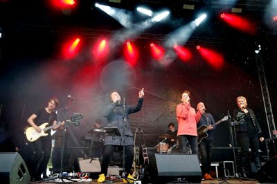 Thomas Fleron giver den gas (i forgrunden), da Midtjylland All Stars Band præsenterede »Hymnen til Midtjylland«. Morten Andreasen (t.v.) har komponeret melodien og er pavestolt over den nye sang. Foto: Flemming Hansen