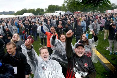 Selvom regnen silede ned, havde tusindvis af midtjyder en fornøjelig fest i Fælledparken forud for pokaltriumfen i 2019. Godt 10.000 FCM-fans var samlet dengang.