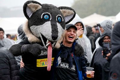 Lupus var som altid populær blandt fansene. Mange dansede med maskotten, og flere tog billeder med ham. Foto: Flemming Hansen