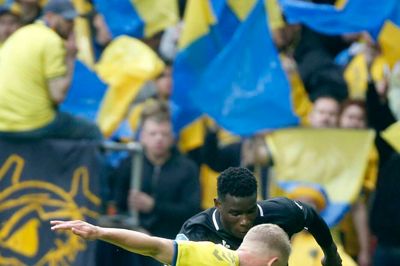 Paul Onuachu burde have haft et straffespark i denne duel med Hjörtur Hermansson, men fik i stedet et gult kort for film. ?Foto: Flemming Hansenmming Hansen