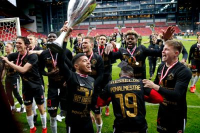 I femte forsøg lykkedes det. FC Midtjylland vandt pokalfinalen over Brøndby efter en medrivende straffesparkskonkurrence. Det blev fejret foran FCM's fans. Foto: Flemming Hansen