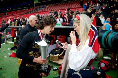 Gustav Wikheim blev på Norges nationaldag kåret til årets pokalfighter. Hans bedre halvdel havde medbragt norsk flag og var klædt i norsk nationaldragt. ?Foto: Flemming Hansen