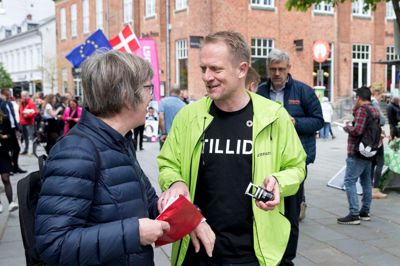 Lørdag var der valgstemning på torvet i Herning, og en række kandidater var på gaden. Her er det Alternativets folketingskandidat Brian Bruhn med Venstres EU-kandidat Erik Poulsen i baggrunden. Foto: Tom Laursen