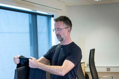 Morten Mortensen ramte en guldåre med tøjmærket Jack & Jones, som han udviklede til et af verdens største herrebrands i løbet af sine mange år som topchef. Nu er blazeren lagt væk. Det var en følsesmæssig svær beslutning at stoppe, men i dag er lederen overbevist om, at det var det rigtige.? Foto: Tom Laursen